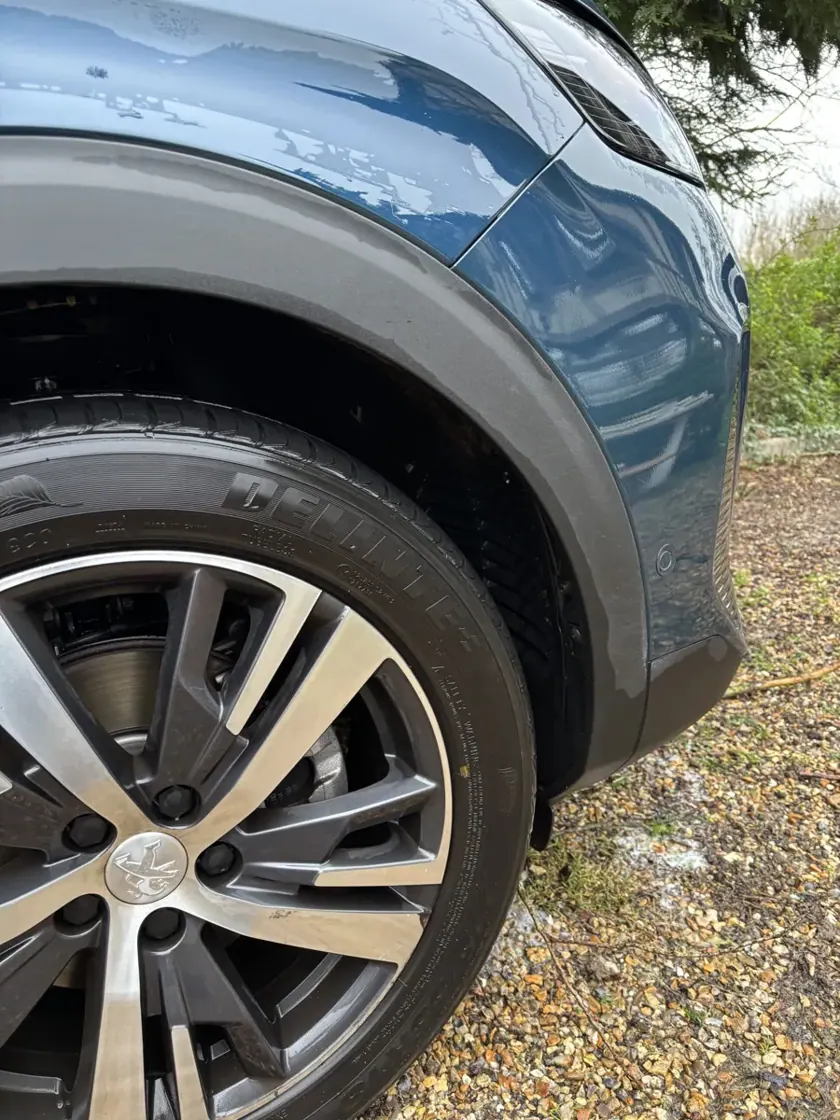 Jante et pneu d’un SUV gris — réalisation Carshine