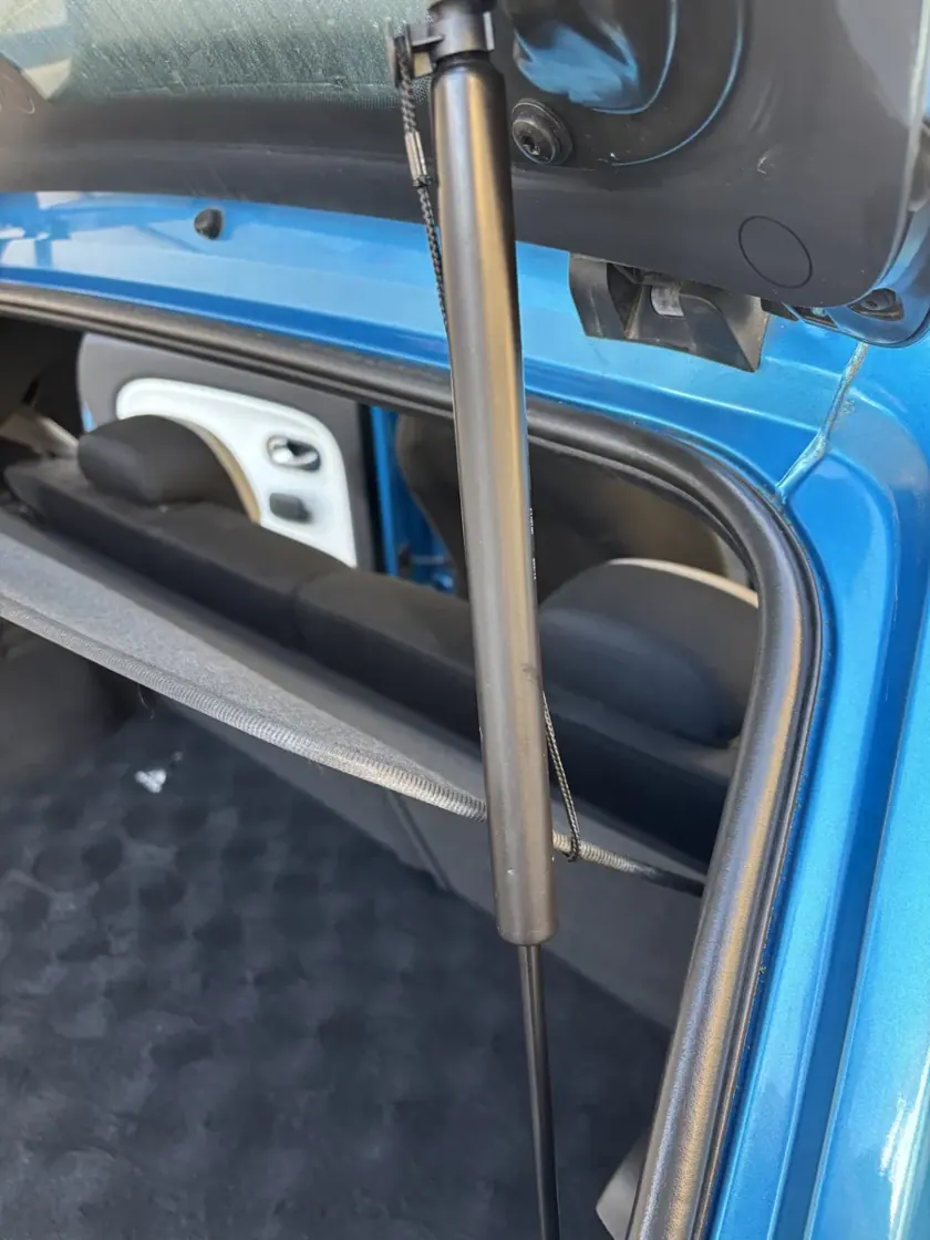 Intérieur de portière bleue — réalisation Carshine