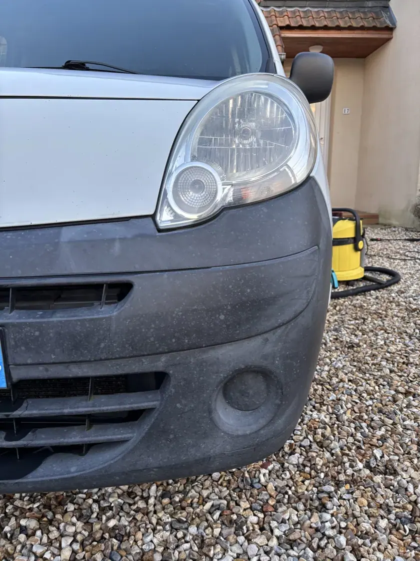 Phare et pare-chocs avant nettoyage — réalisation Carshine