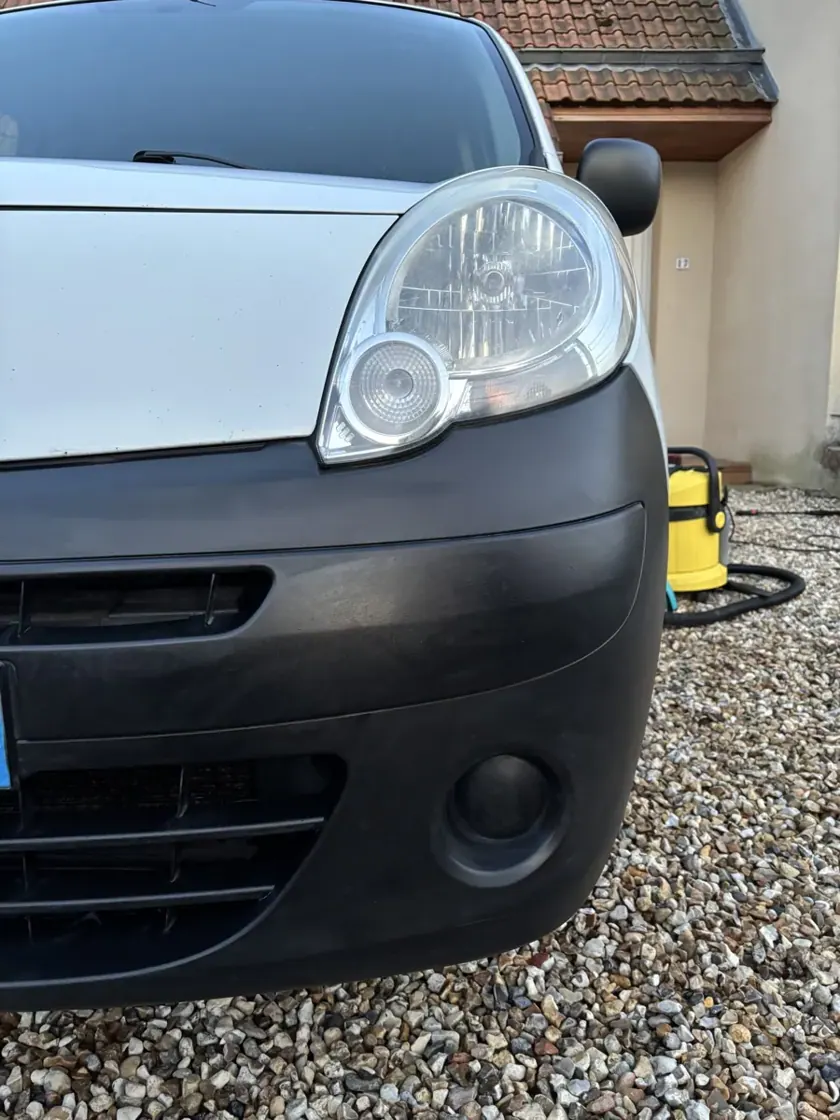 Phare et pare-chocs après nettoyage — réalisation Carshine