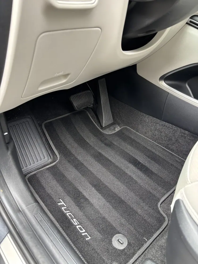 Tapis côté conducteur nettoyé — réalisation Carshine