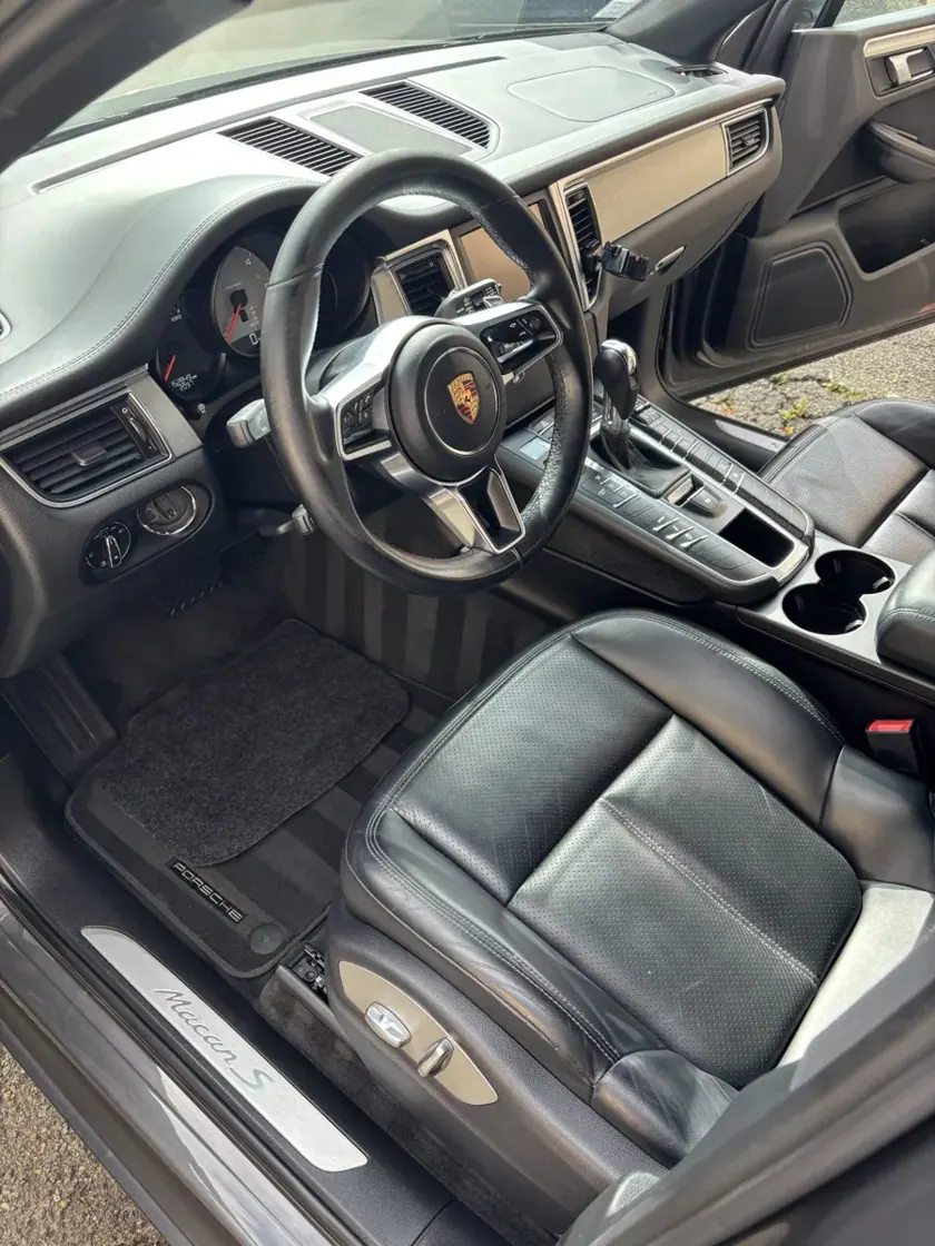 Habitacle en cuir noir — réalisation Carshine
