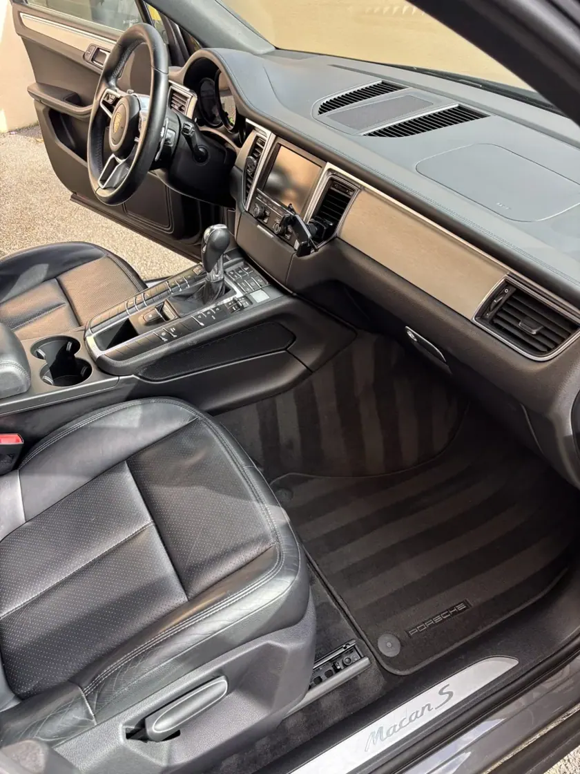 Siège et console, intérieur cuir — réalisation Carshine