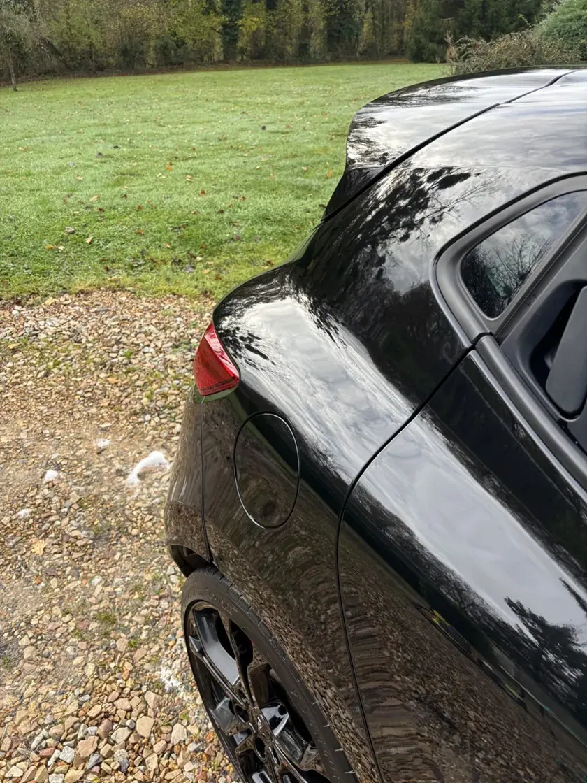 Détail de carrosserie noire — réalisation Carshine