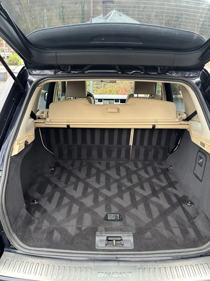 Coffre d’un véhicule, garniture claire — réalisation Carshine