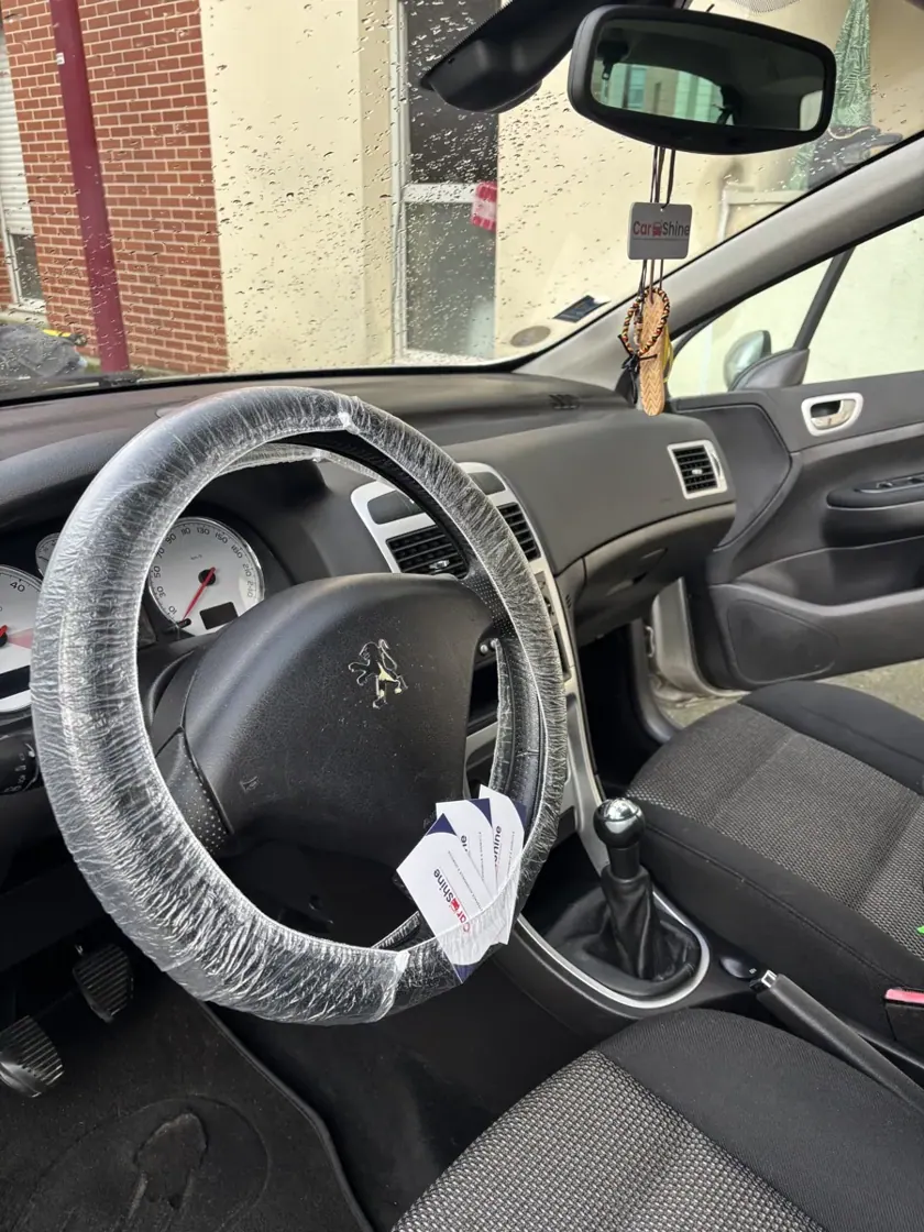 Volant et tableau de bord du tout-terrain — réalisation Carshine