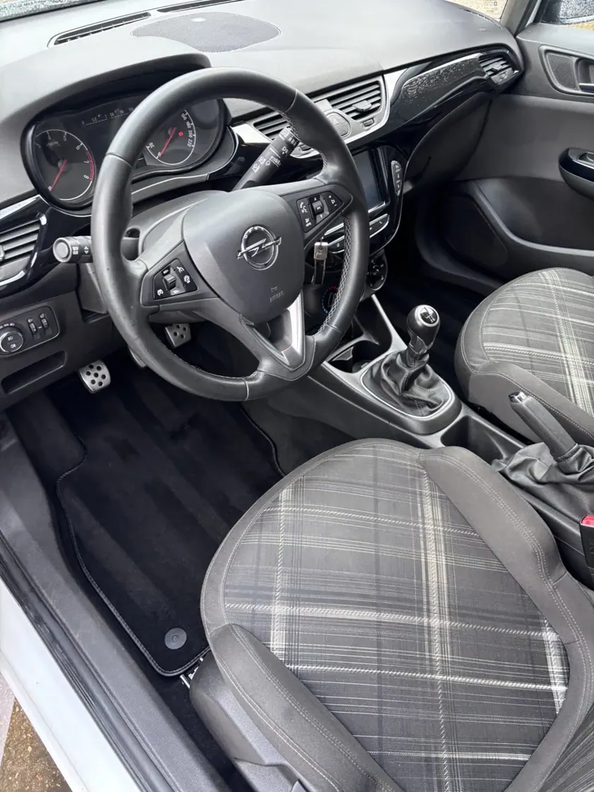 Habitacle et sièges à motif — réalisation Carshine