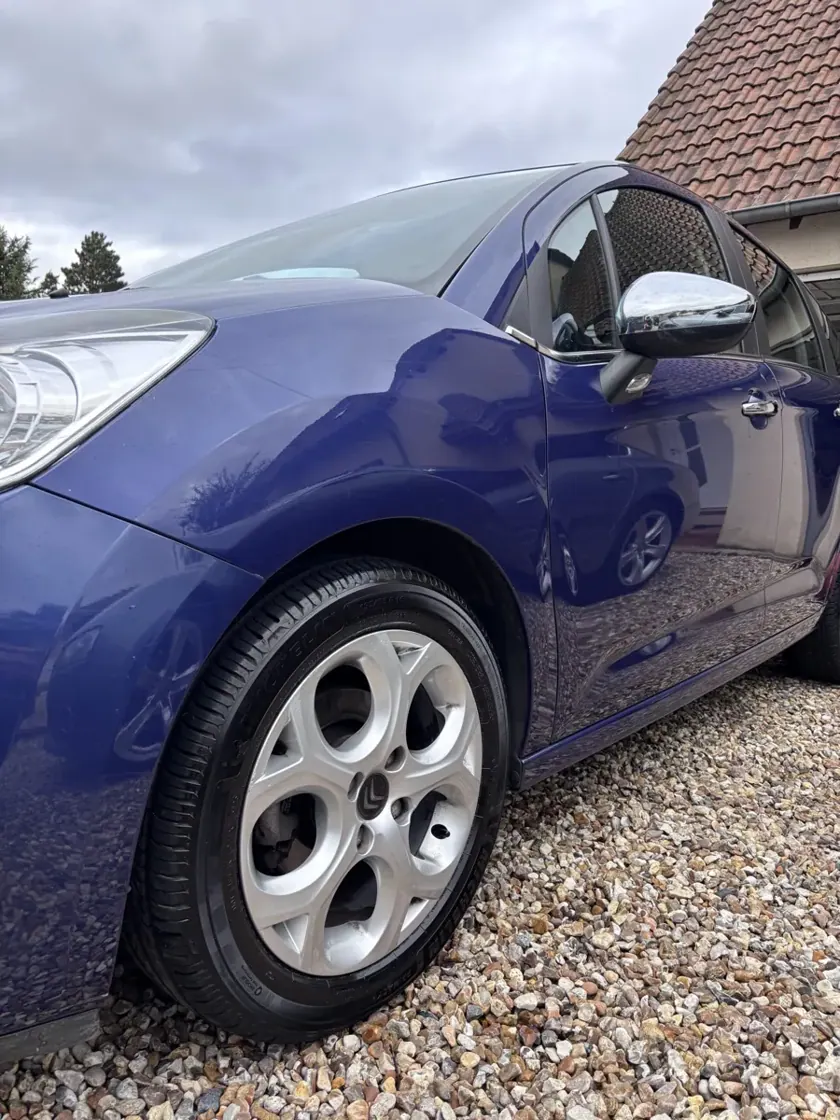 Carrosserie d’un véhicule bleu — réalisation Carshine