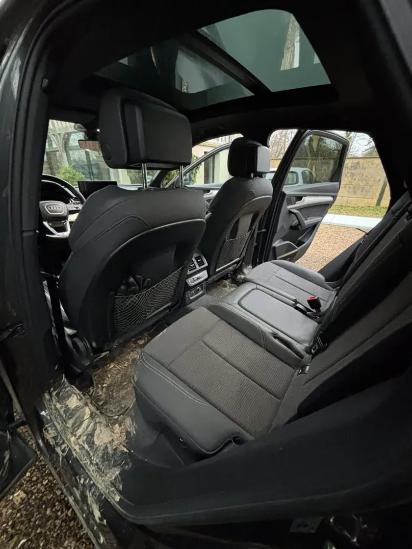 Banquette et plancher avant nettoyage — réalisation Carshine